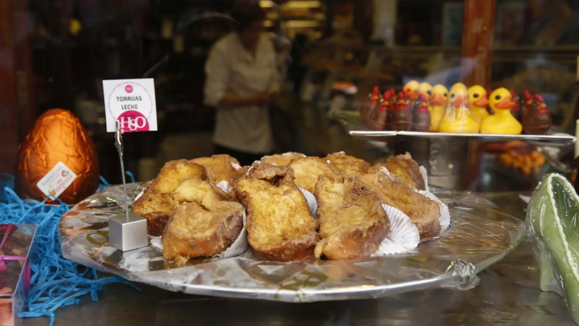 Detalle de varias torrijas de leche a la venta en "La Santiaguesa"en Madrid