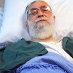 Fotografía cedida por la web de la Oficina del Líder Iraní de Alí Jameneí, quien fue sometido esta mañana con éxito a una operación quirúrgica.