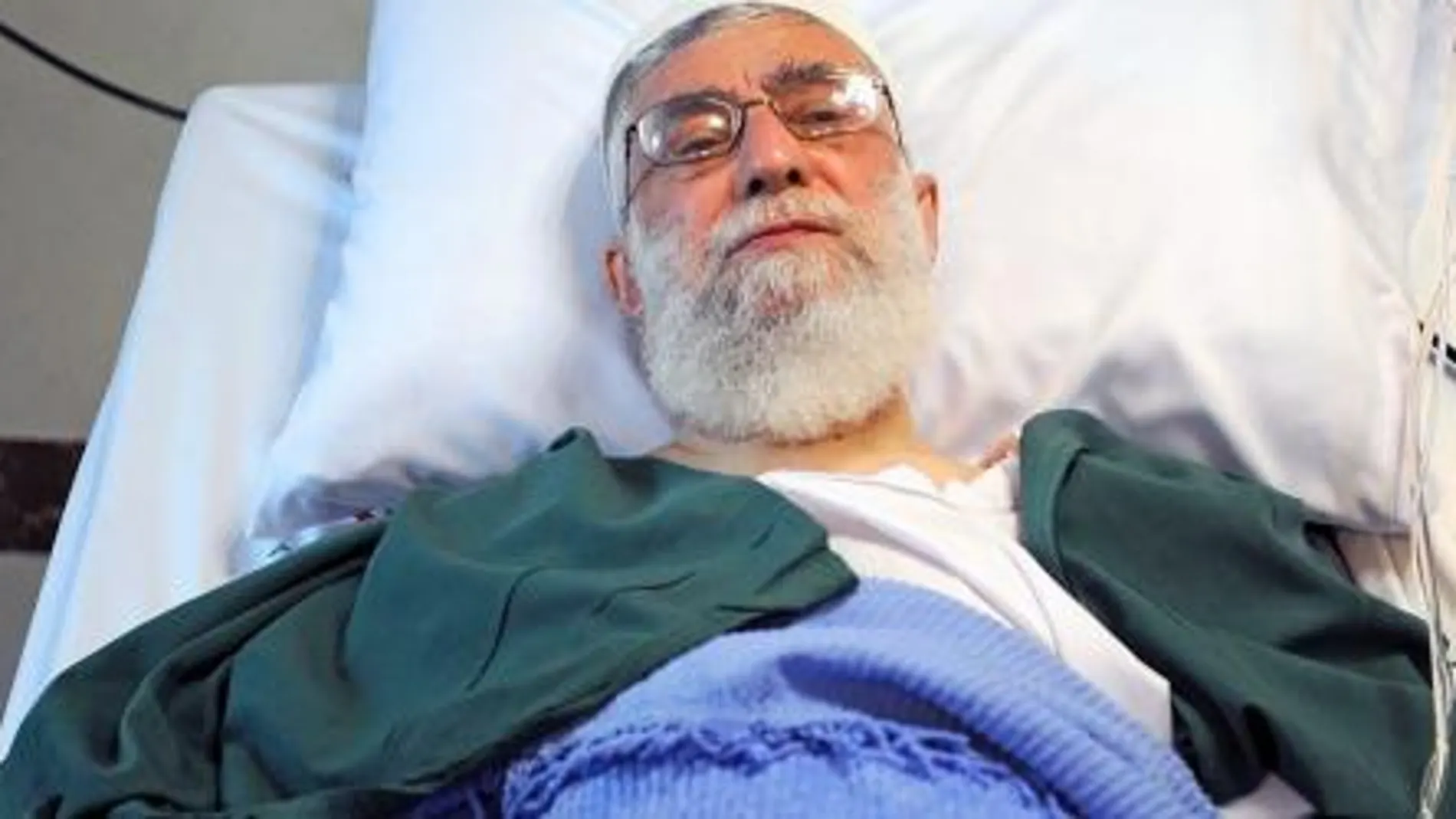 Fotografía cedida por la web de la Oficina del Líder Iraní de Alí Jameneí, quien fue sometido esta mañana con éxito a una operación quirúrgica.