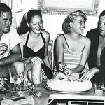 El actor Errol Flynn junto a su esposa Nora, Orson Welles y Rita Hayworth durante el cumpleaños de ésta en 1946