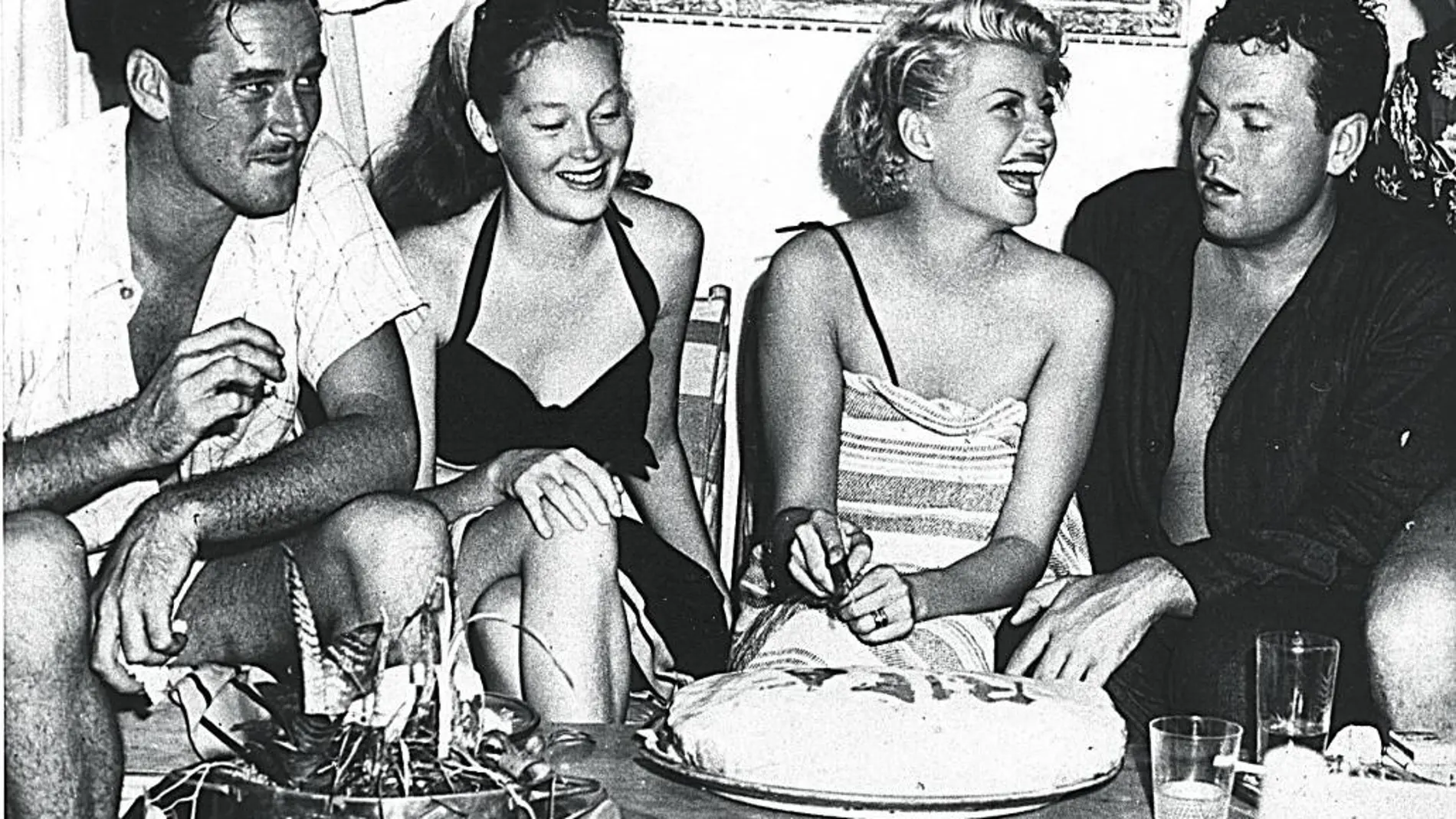 El actor Errol Flynn junto a su esposa Nora, Orson Welles y Rita Hayworth durante el cumpleaños de ésta en 1946