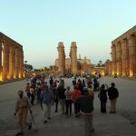 Turistas visitan el templo faraónico de Luxor, frente a la avenida Sphinxes en Luxor (Egipto).