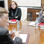 Aído, ayer, con el portavoz de la Asociación de Clínicas Acreditadas para la Interrupción del embarazo