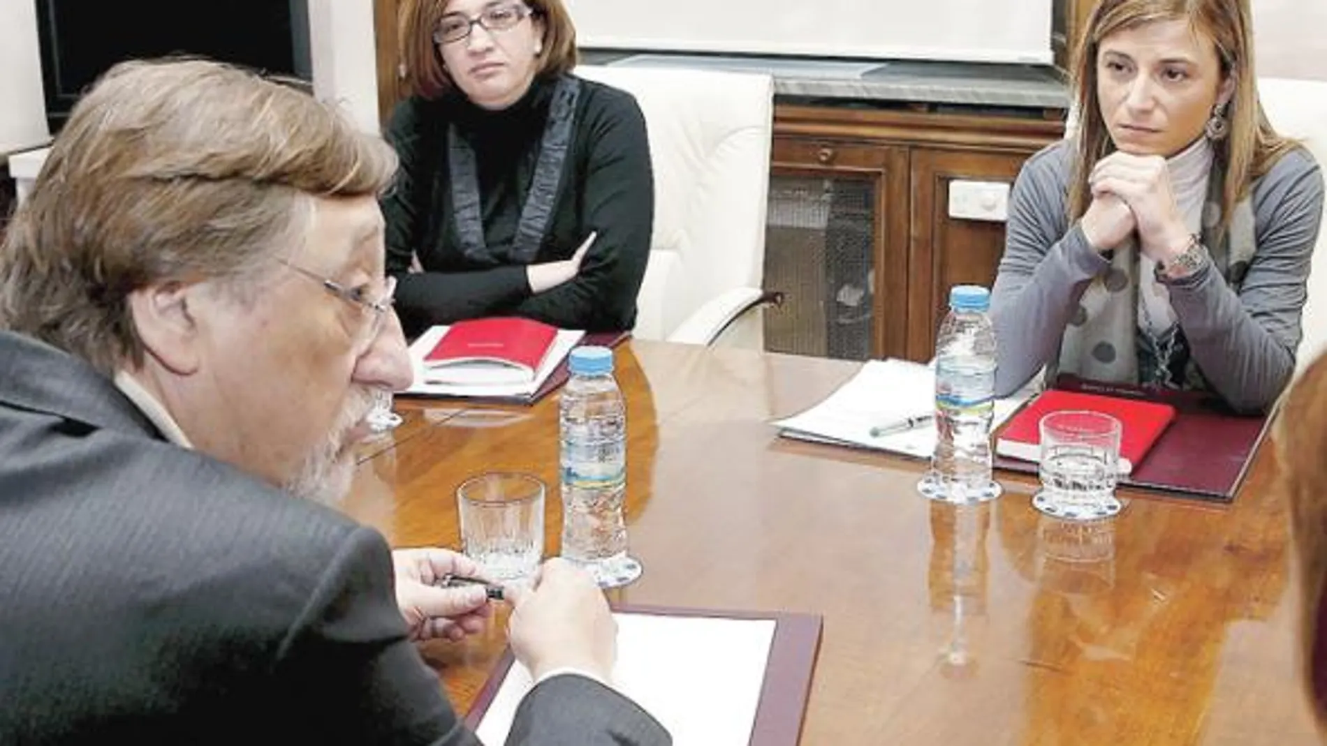 Aído, ayer, con el portavoz de la Asociación de Clínicas Acreditadas para la Interrupción del embarazo