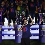 El defensa de FC Barcelona Gerard Piqué, junto a sus compañeros, se dirige a los aficionados del Barça en el Camp Nou