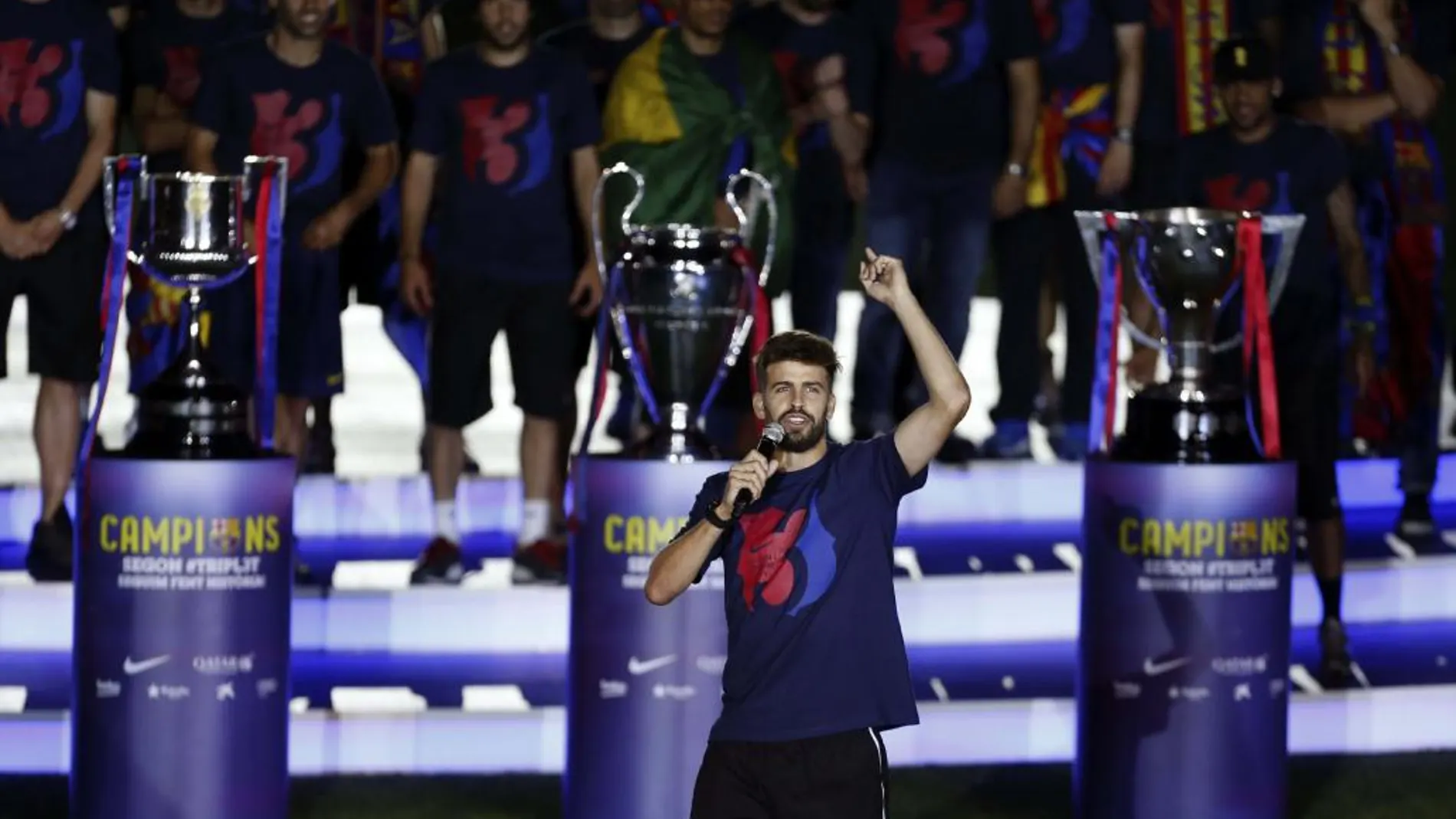 El defensa de FC Barcelona Gerard Piqué, junto a sus compañeros, se dirige a los aficionados del Barça en el Camp Nou