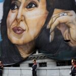 Granaderos de San Martin bajo un gran cartel con la imagen de la presidenta argentina, colgado de la fachada del Congreso
