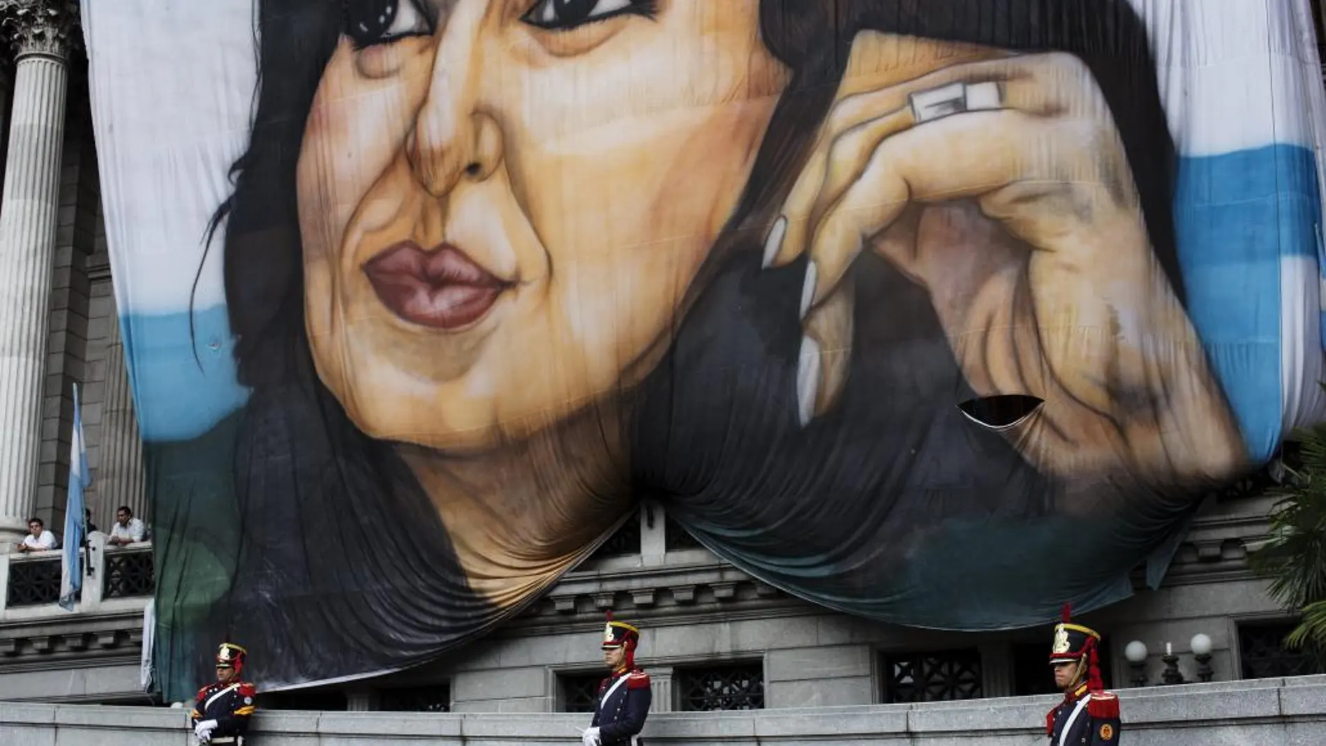 Granaderos de San Martin bajo un gran cartel con la imagen de la presidenta argentina, colgado de la fachada del Congreso