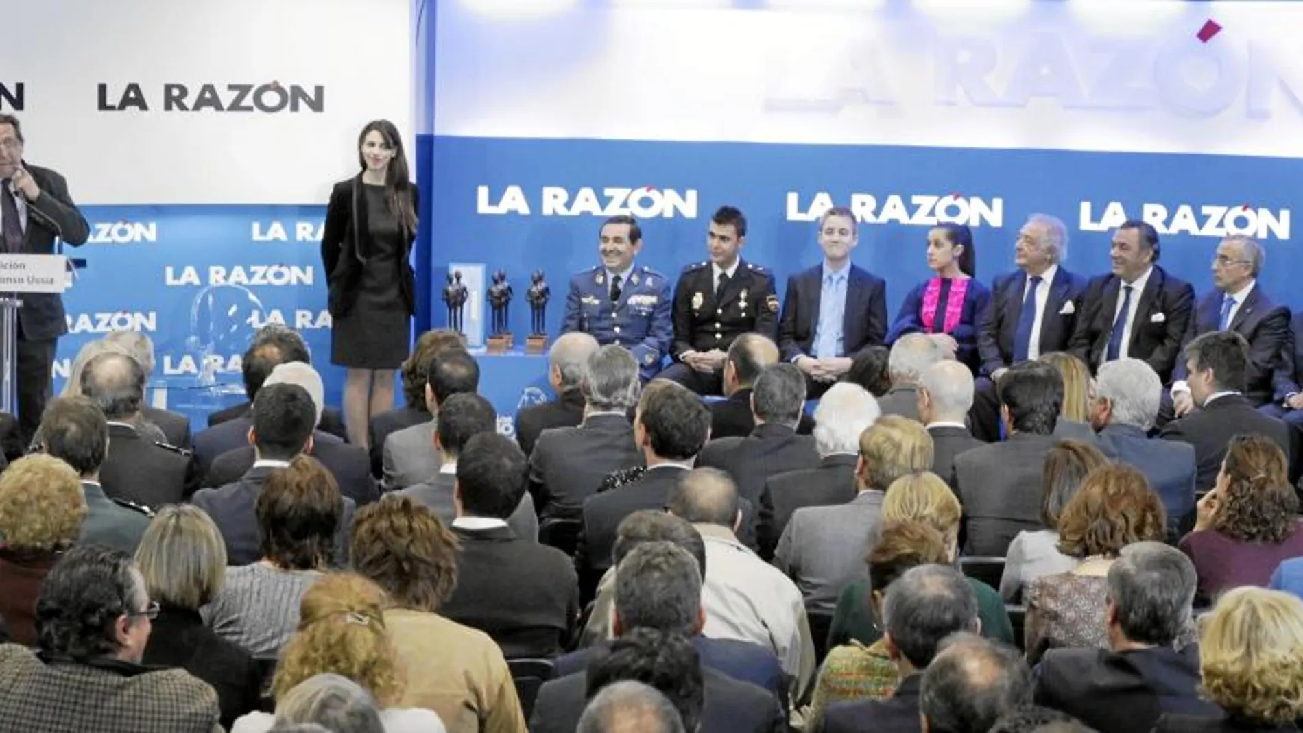 Alfonso Ussía, acompañado de los ganadores de la VII edición, en un momento de la ceremonia