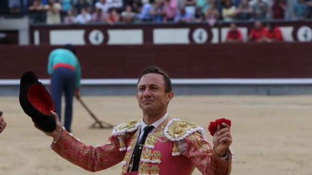 Rafaelillo saluda al tendido madrileño en su vuelta al ruedo