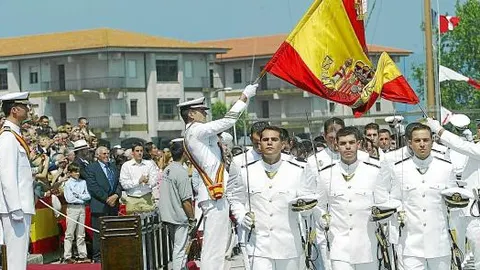 La misa en la Escuela Naval Militar de Marín el día de la Virgen del Carmen, patrona de los marineros, es una tradición de hace más de 50 años.