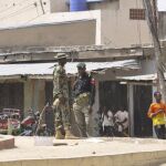 Las fuerzas de seguridad nigerianas vigilan junto al lugar en que se ha producido la explosión en Maiduguri. Ap