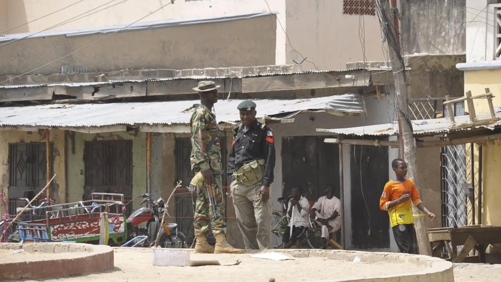 Las fuerzas de seguridad nigerianas vigilan junto al lugar en que se ha producido la explosión en Maiduguri. Ap