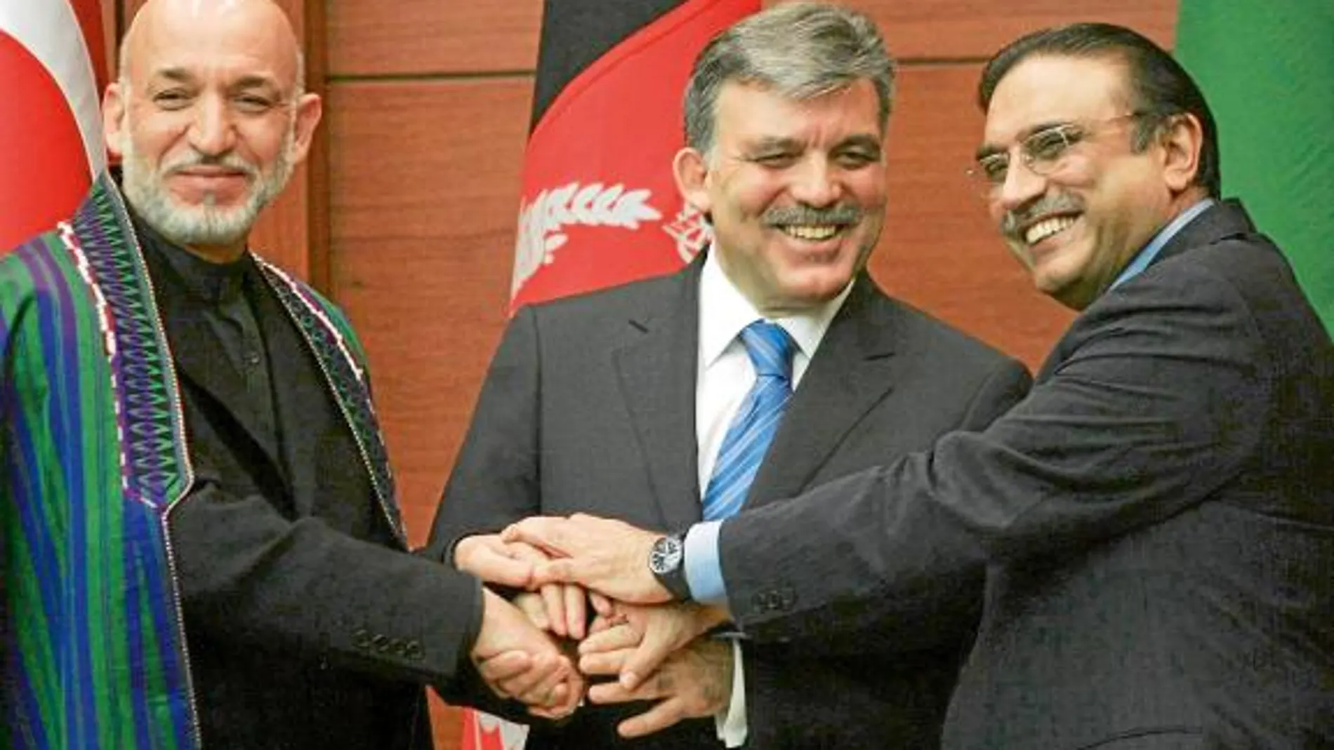 El presidente de Turquía, Abdulá Gül, junto a sus homólogos afgano y paquistaní, Hamid Karzai y Asif Ali Zerdari, respectivamente