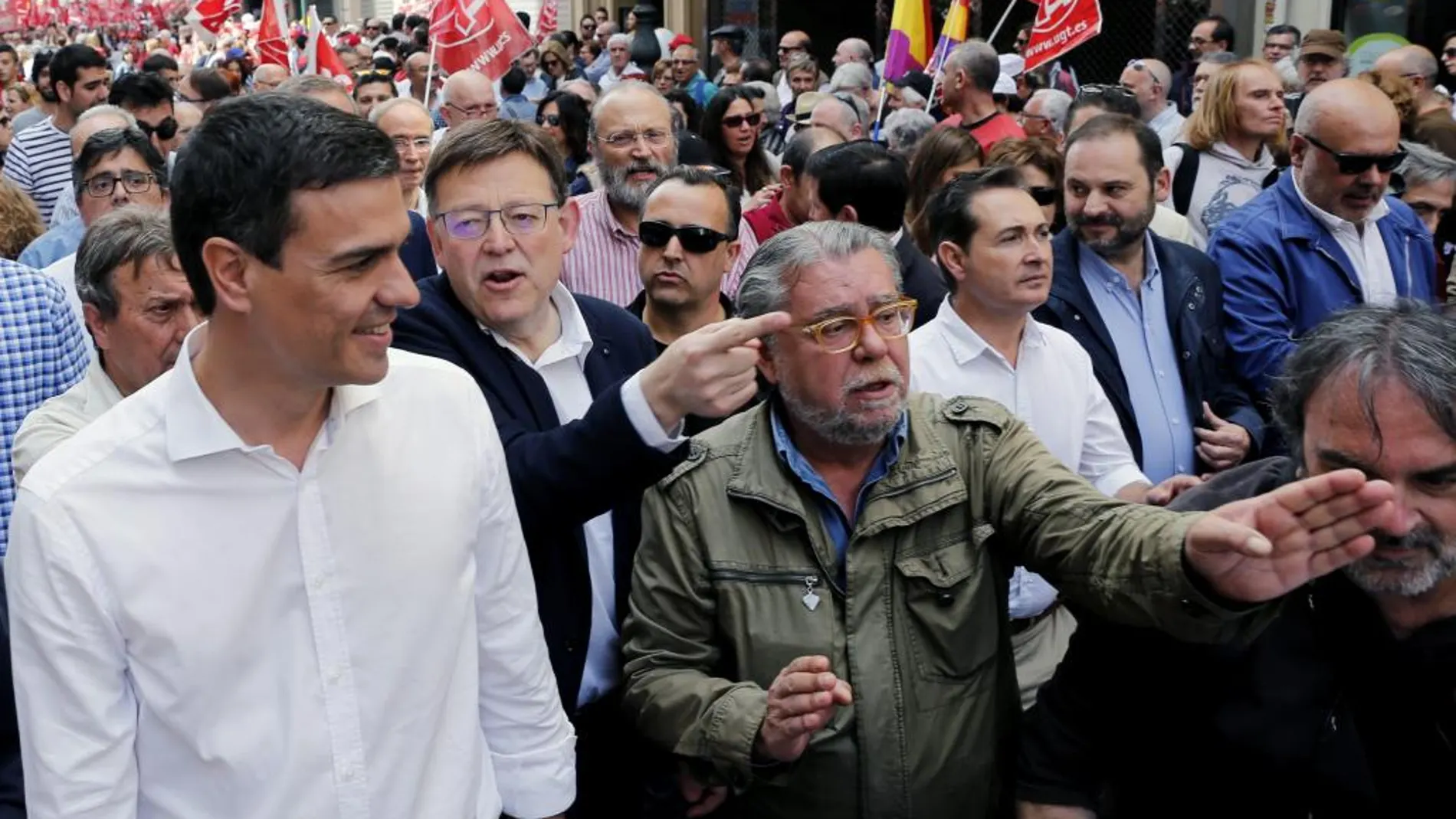 El lider del PSOE, Pedro Sanchez, junto al secretario general del PSPV, Ximo Puig (a su dcha).