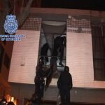 La Policía entra en una de las viviendas