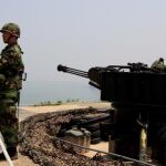 Marines de Corea del Sur defienden la línea costera de la zona desmilitarizada que separa al país de su vecino Corea del Norte en la isla de Yeonpyeong