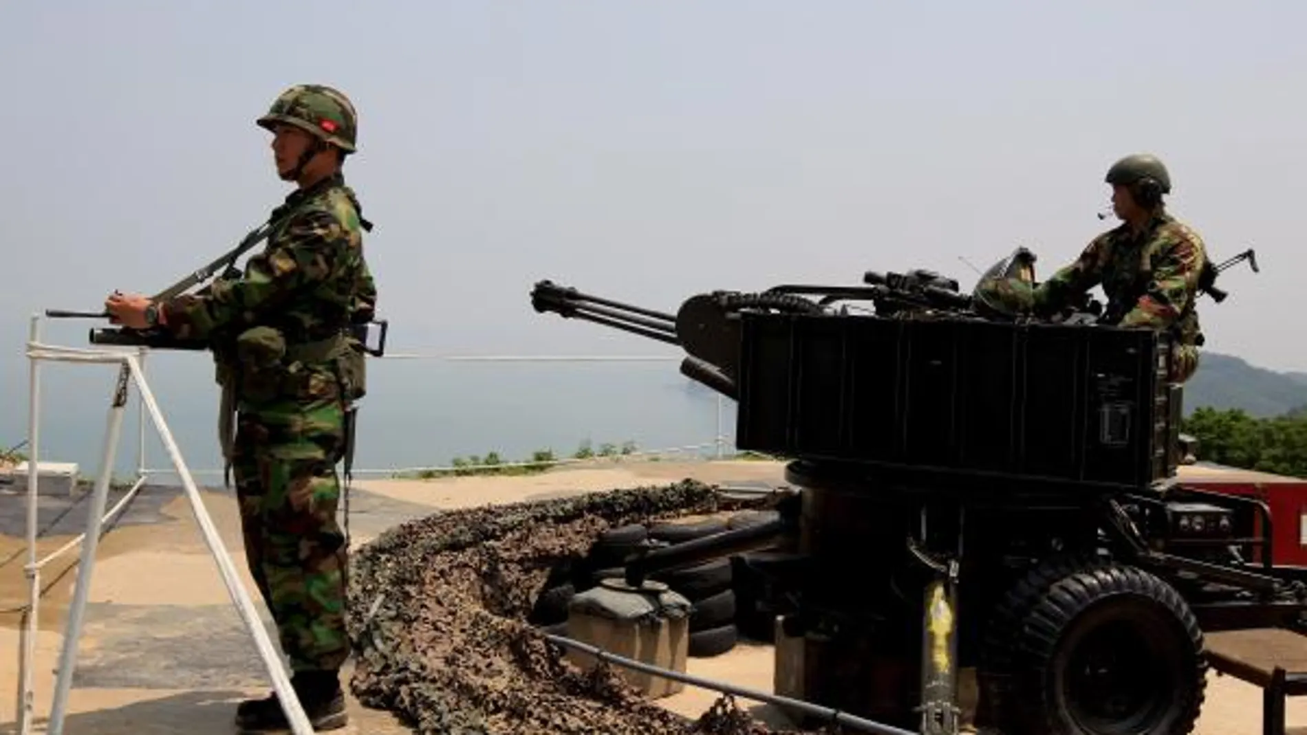 Marines de Corea del Sur defienden la línea costera de la zona desmilitarizada que separa al país de su vecino Corea del Norte en la isla de Yeonpyeong