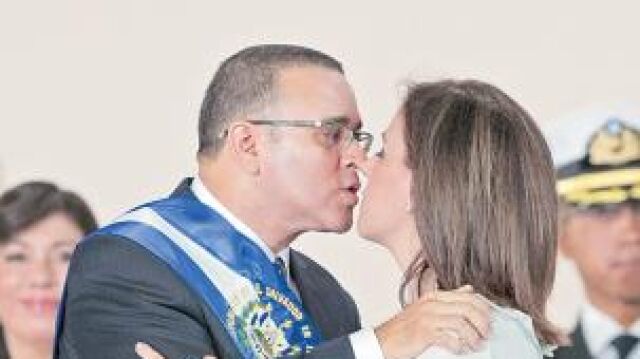 Funes asume el poder en El Salvador lastrado por un programa imposible