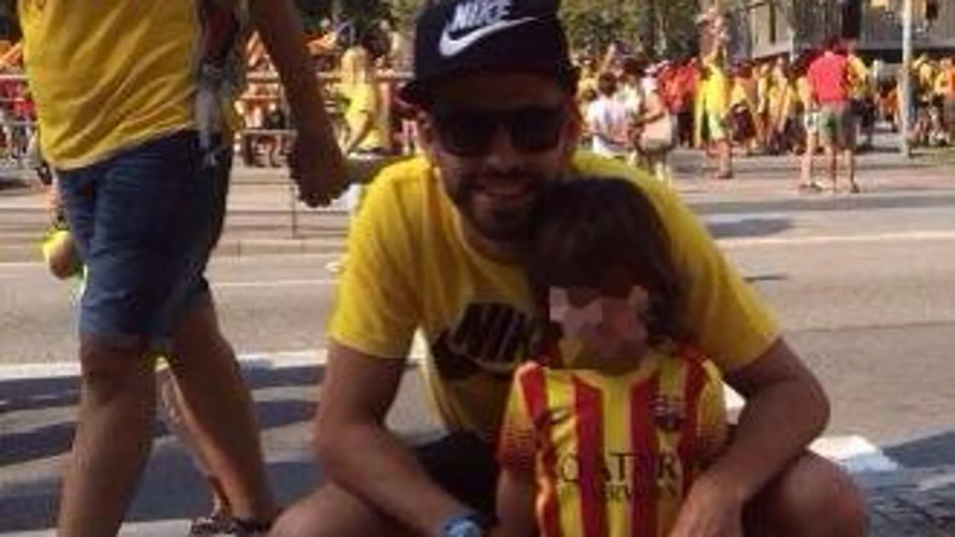 Gerard Piqué, con su hijo Milan en la manifestación independentista