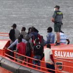 Efectivos de Salvamento Marítimo y la Guardia Civil trasladan a inmigrantes en una imagen de archivo