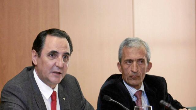 El presidente de la Cámara, José Rolando Álvarez, y el secretario, Federicó Sanz, explican el Servicio