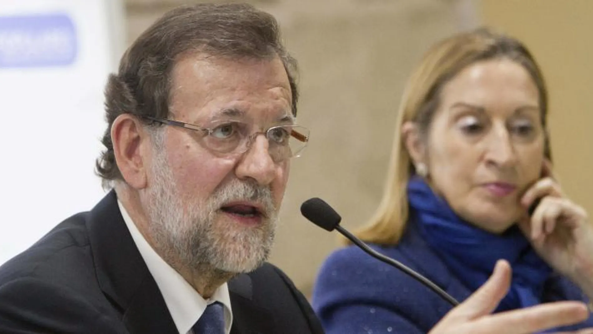 Mariano Rajoy, juntoa la ministra de Fomento, Ana Pastor, durante su intervención en la reunión de la junta provincial del PP de Pontevedra celebrada esta tarde.