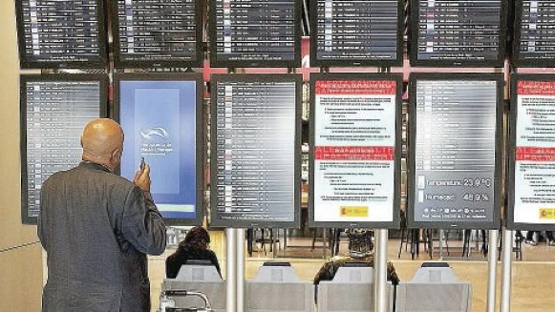 Montaje de cómo se verían los carteles informativos si se colocaran en lo paneles informativos de los aeropuertos