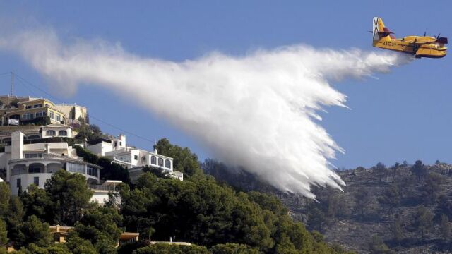 Un hidroavión en labores de extinción del incendio forestal que afecta a los términos municipales de Jávea y Dénia