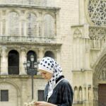 Una joven musulmana pasea con el «hiyab» puesto frente a la catedral de Valencia