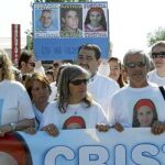 Los padres de Cristina (dcha.) y la madre de Sandra Palo (izda.) exigen una reforma urgente que endurezca las penas para menores