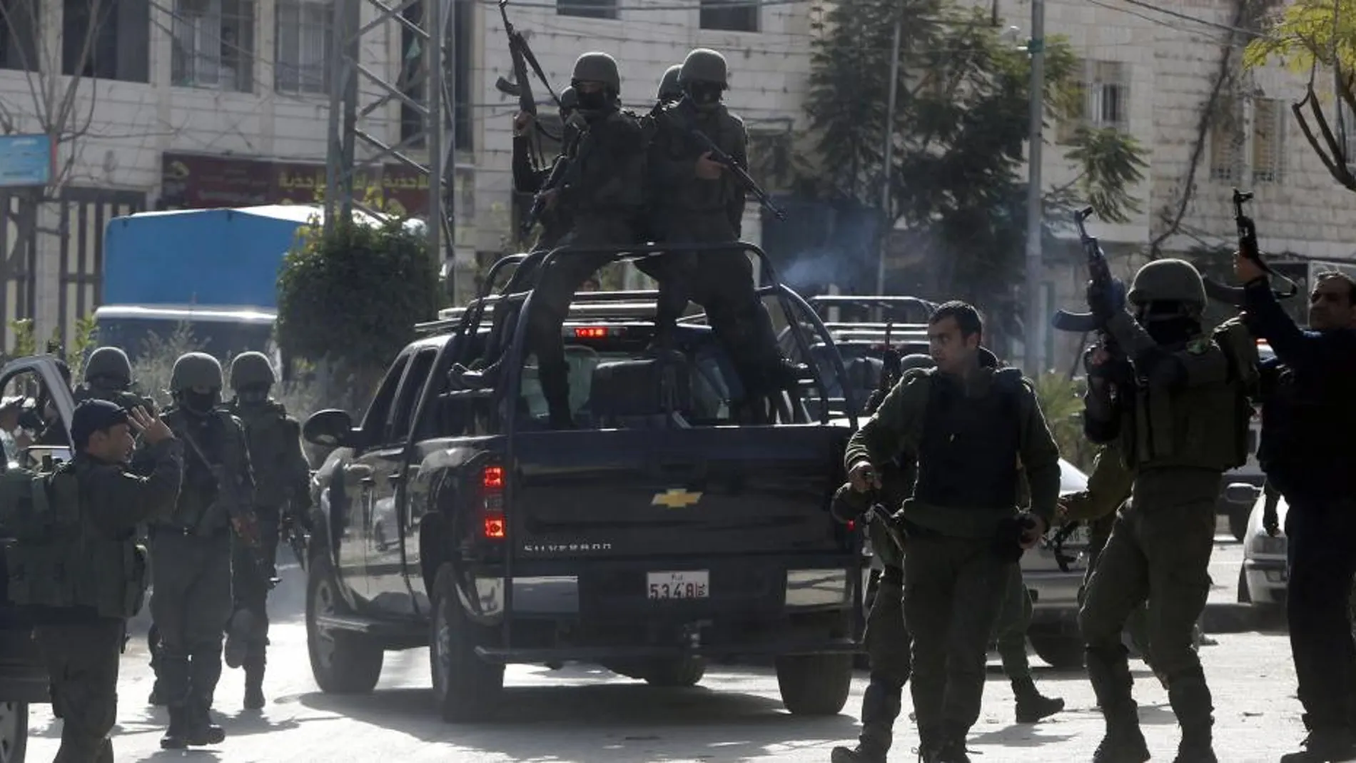 Miembros de la policía palestina, desplegados ayer en la localidad cisjornada de Hebrón tras los rumores de inestabilidad del gobierno israelí