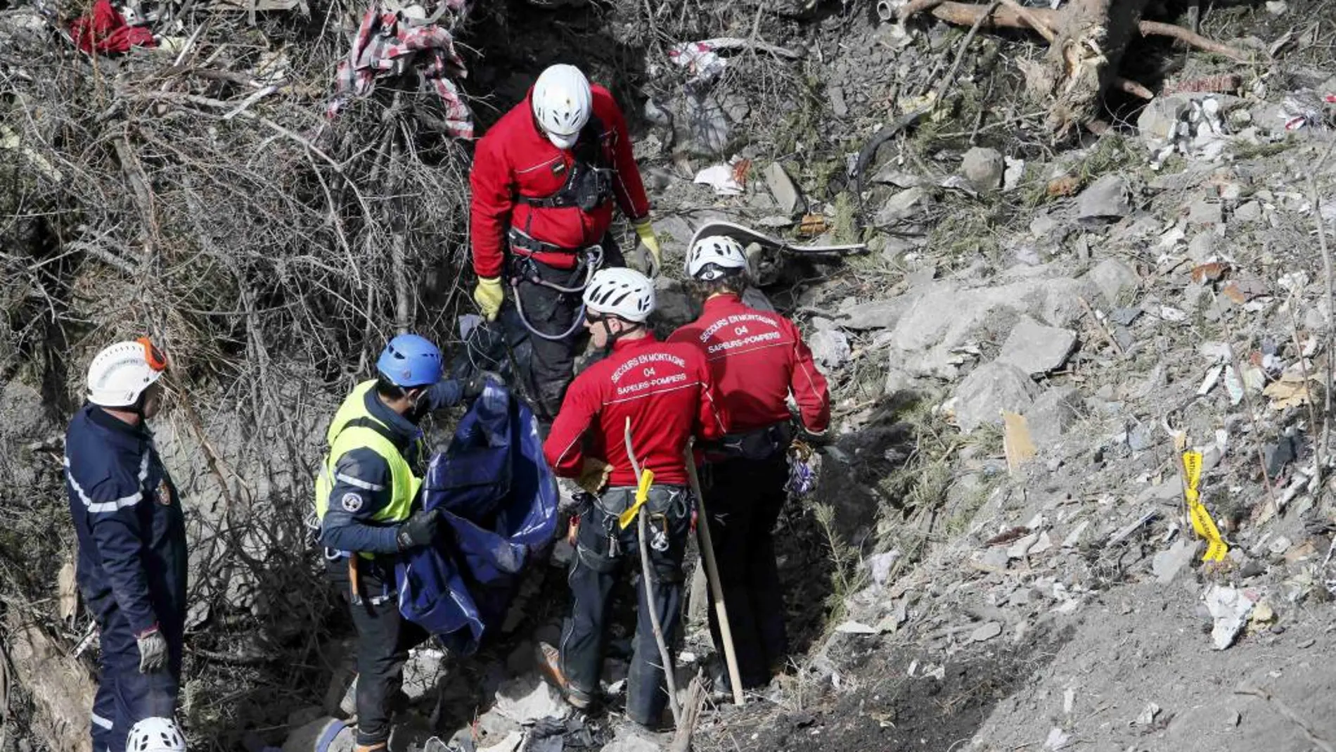 Miembros del servicio de rescate trabajan en la zona