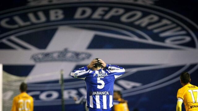 El exjugador del Deportivo de la Coruña, Pablo Insúa, durante el encuentro