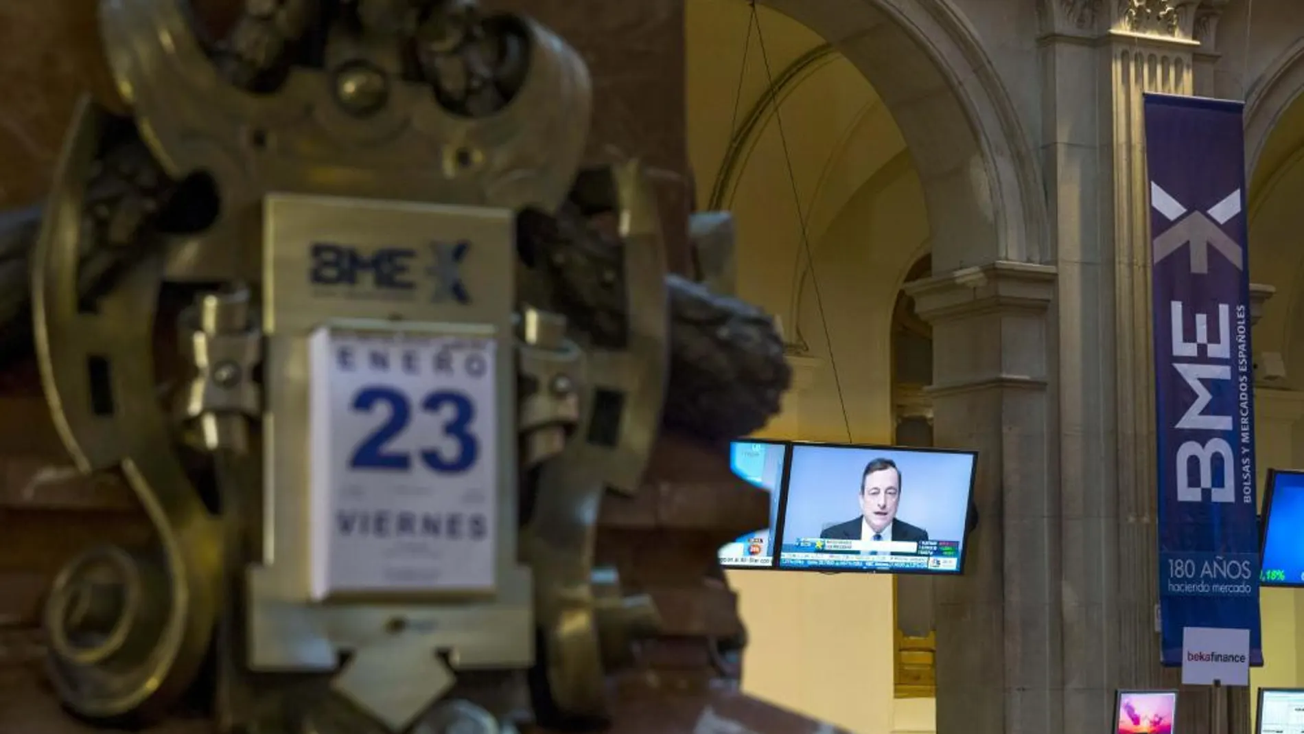 El programa de compra de bonos soberanos anunciado por el BCE continuaba hoy haciendo efecto en el ánimo de los inversores.