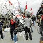 Manifestantes retiran una barricada frenta al hospital Chulalongkorn
