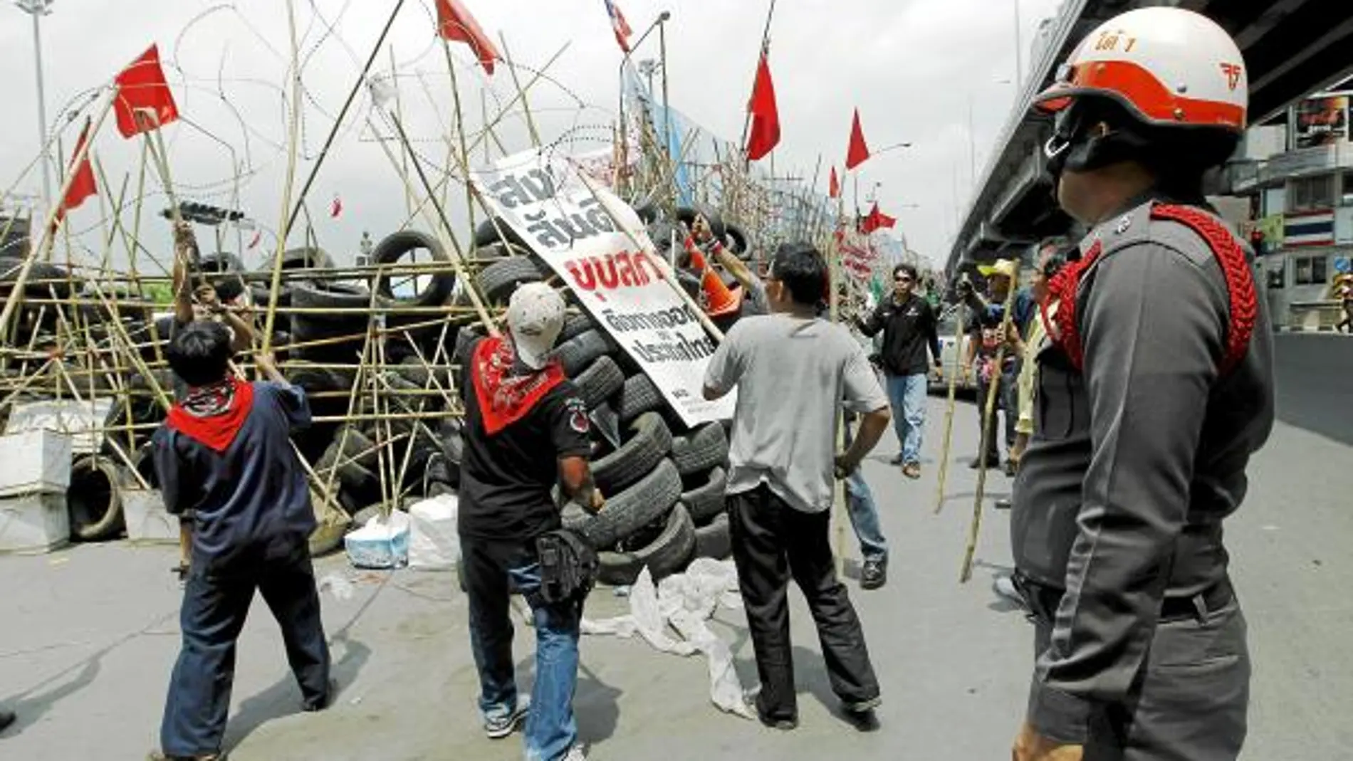 Manifestantes retiran una barricada frenta al hospital Chulalongkorn