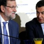 El presidente del PP andaluz, Juan Manuel Moreno (d), junto al presidente del Gobierno, Mariano Rajoy, momentos antes de pronunciar hoy una conferencia en un desayuno informativo organizado por Nueva Economía Fórum.