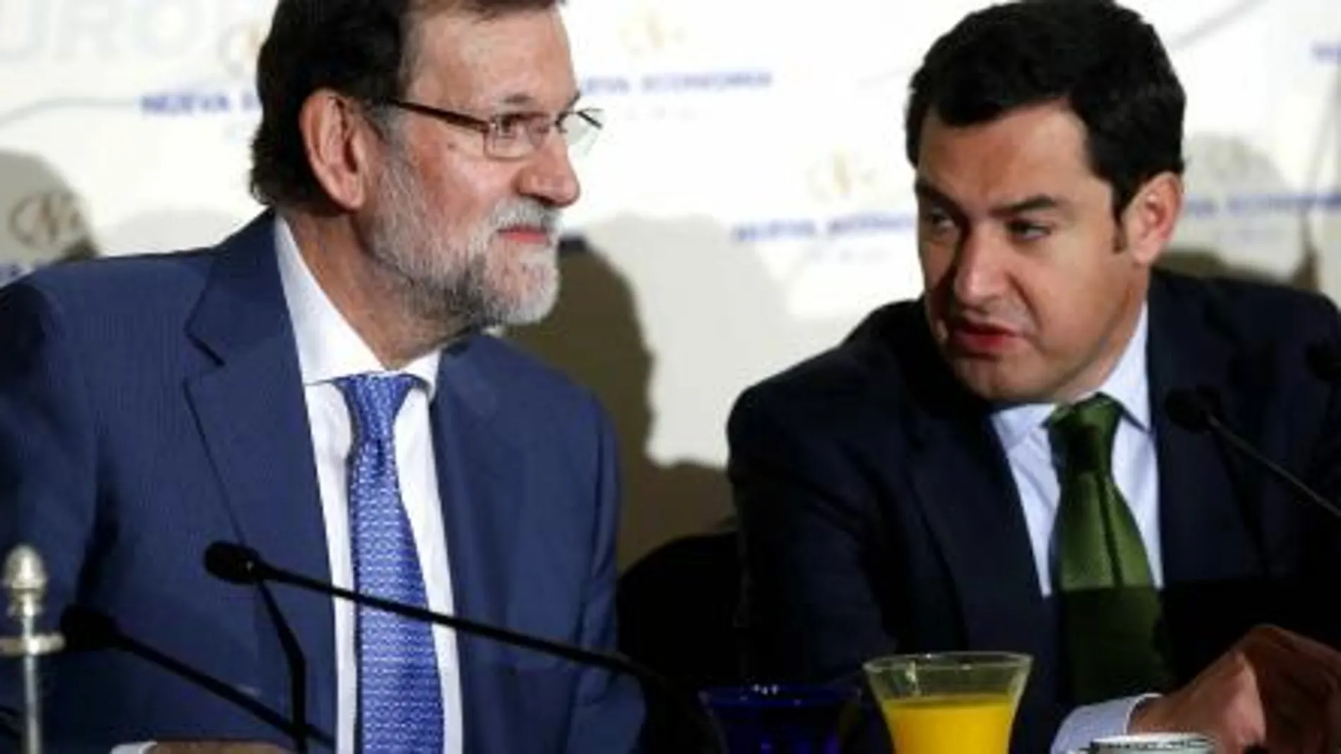 El presidente del PP andaluz, Juan Manuel Moreno (d), junto al presidente del Gobierno, Mariano Rajoy, momentos antes de pronunciar hoy una conferencia en un desayuno informativo organizado por Nueva Economía Fórum.