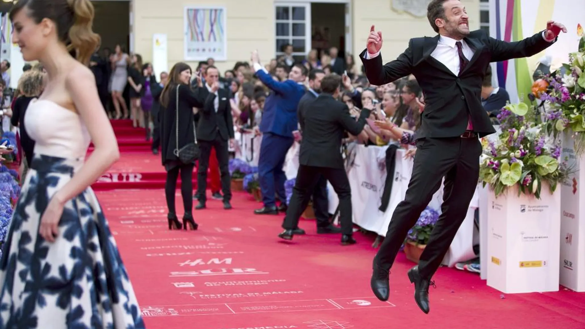 El director y actor Daniel Guzman (d), ganador de la Biznaga de Oro por su película "A cambio de nada", a su llegada a la gala de clausura