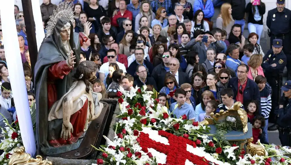 La Cofradía de Nuestra Señora de la Piedad de Valladolid durante la procesión de Penitencia y Caridad de Jueves Santo