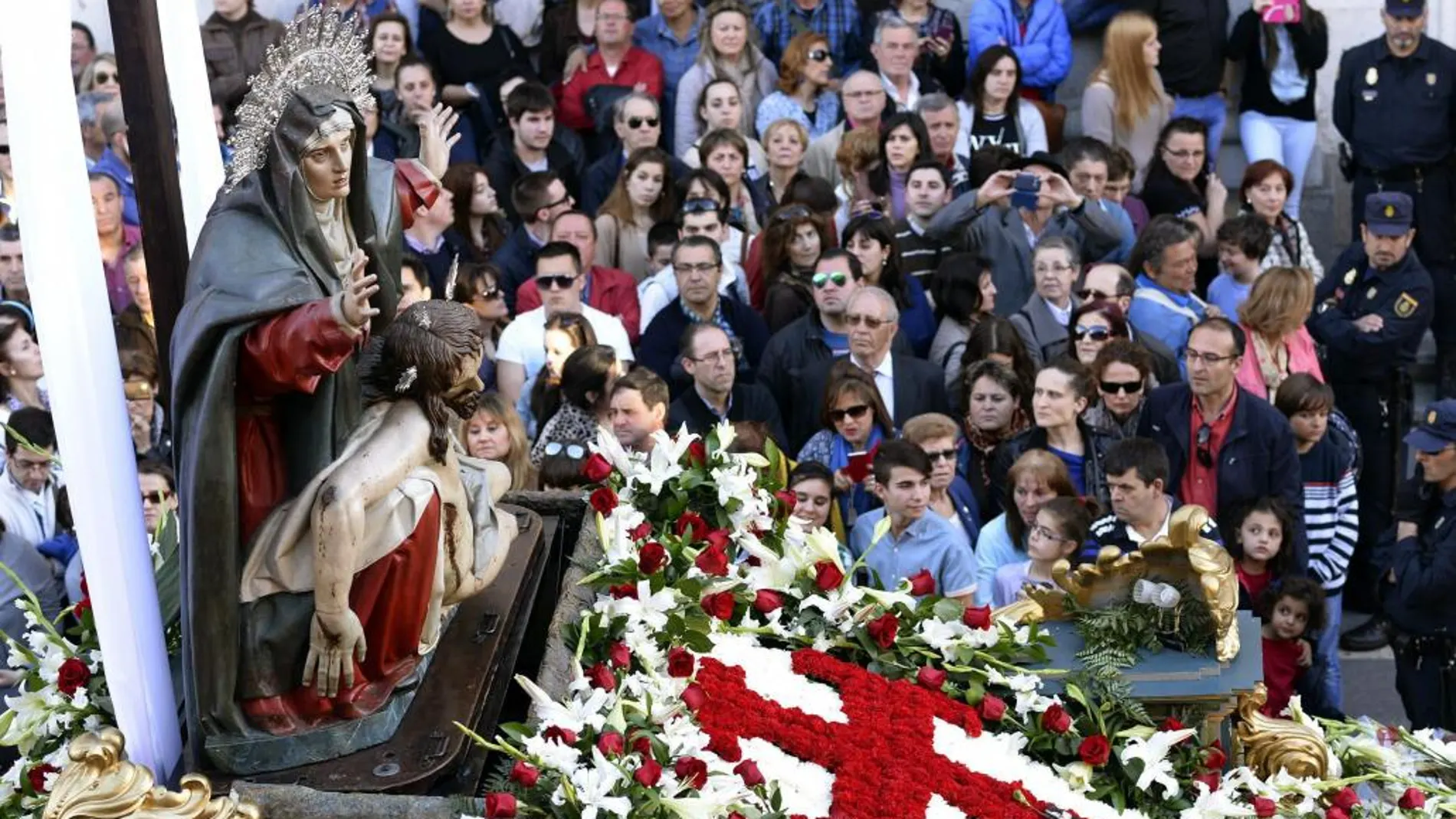 La Cofradía de Nuestra Señora de la Piedad de Valladolid durante la procesión de Penitencia y Caridad de Jueves Santo