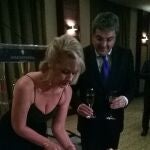 Instante en el que doña Florica-Cristina Vïlcu, corta la tarta del aniversario patrio en presencia de su marido el embajador rumano que la aguarda con dos copas de champán para hacer el riguroso brindis.