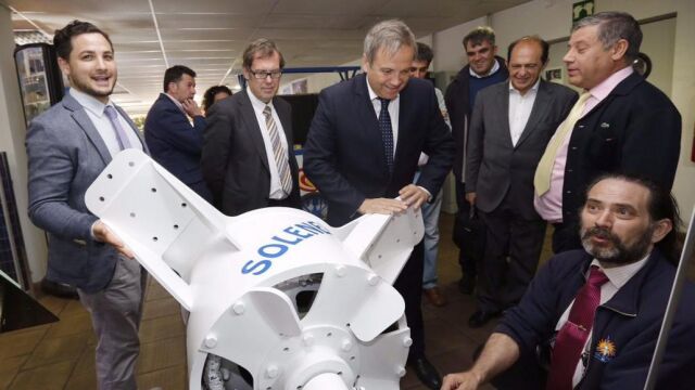 Antonio Miguel Carmona, durante su visita ayer a la empresa Solener