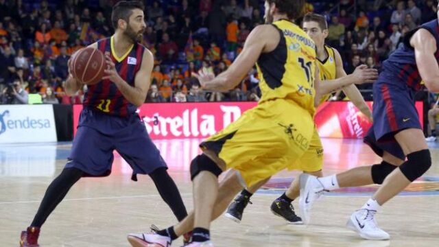 08/02/2015.- El escolta del FC Barcelona, Juan Carlos Navarro (i), controla el balón ante el pivot griego del Iberostar Tenerife, Fotios Lampropoulos (c), durante el partido correspondiente a la 20 jornada de la liga ACB