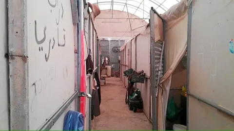 Interior de la nave donde viven hacinados 20 inmigrantes