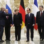 El presidente bielorruso, Alexánder Lukashenko (i), posa junto a su homólogo ruso, Vladímir Putin (2-i), la canciller alemana, Angela Merkel (c), el presidente de Francia, François Hollande (2-d), y su homólogo ucraniano, Petró Poroshenko (d), durante la cumbre de mandatarios cuatripartita para la paz en Ucrania