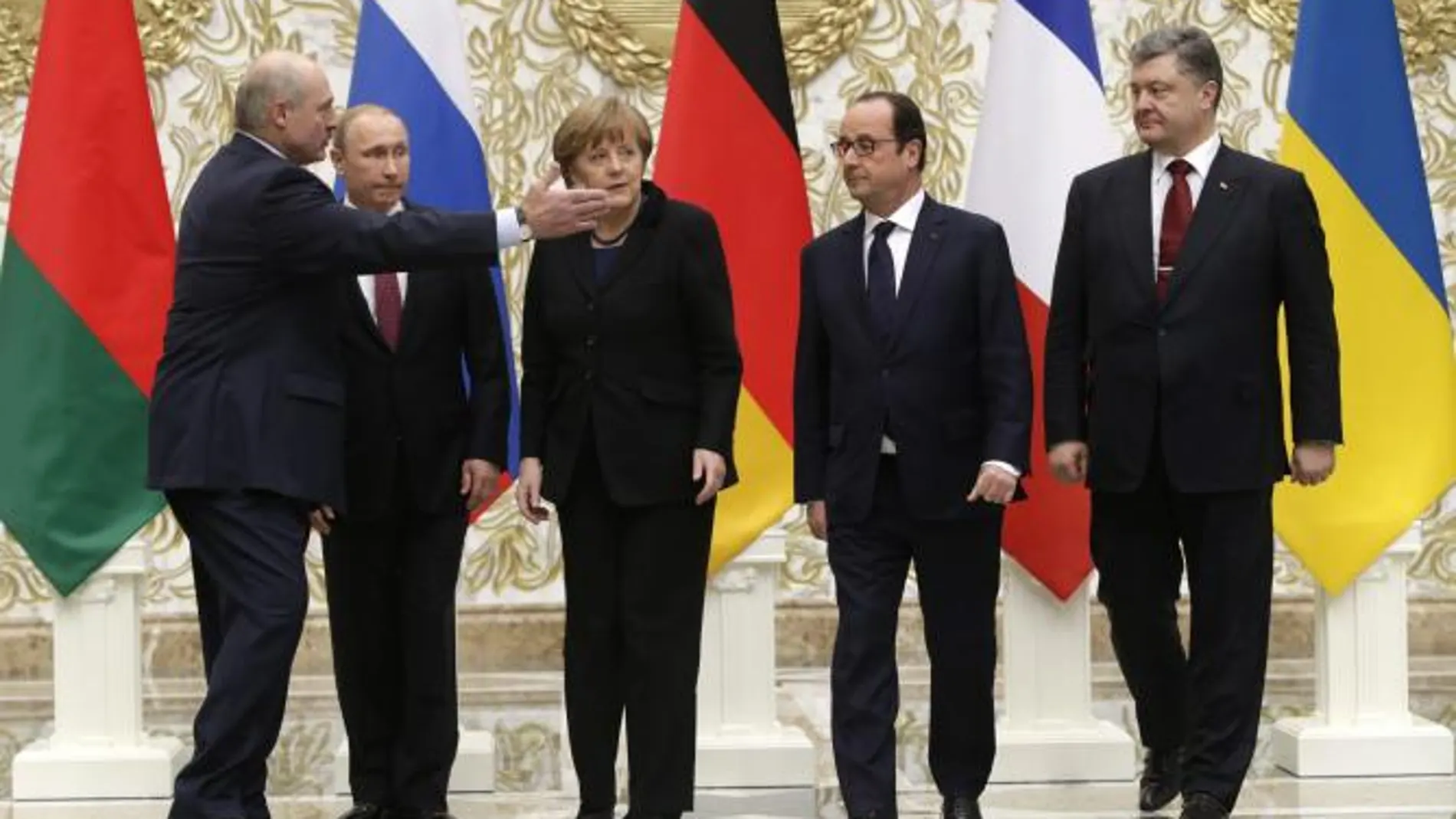 El presidente bielorruso, Alexánder Lukashenko (i), posa junto a su homólogo ruso, Vladímir Putin (2-i), la canciller alemana, Angela Merkel (c), el presidente de Francia, François Hollande (2-d), y su homólogo ucraniano, Petró Poroshenko (d), durante la cumbre de mandatarios cuatripartita para la paz en Ucrania