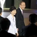Ban Ki-Moon y la presidenta surcoreana, Park Geun-Hye, llegan para participar en la ceremonia de apertura del Foro Digital de Seúl (Corea del Sur)