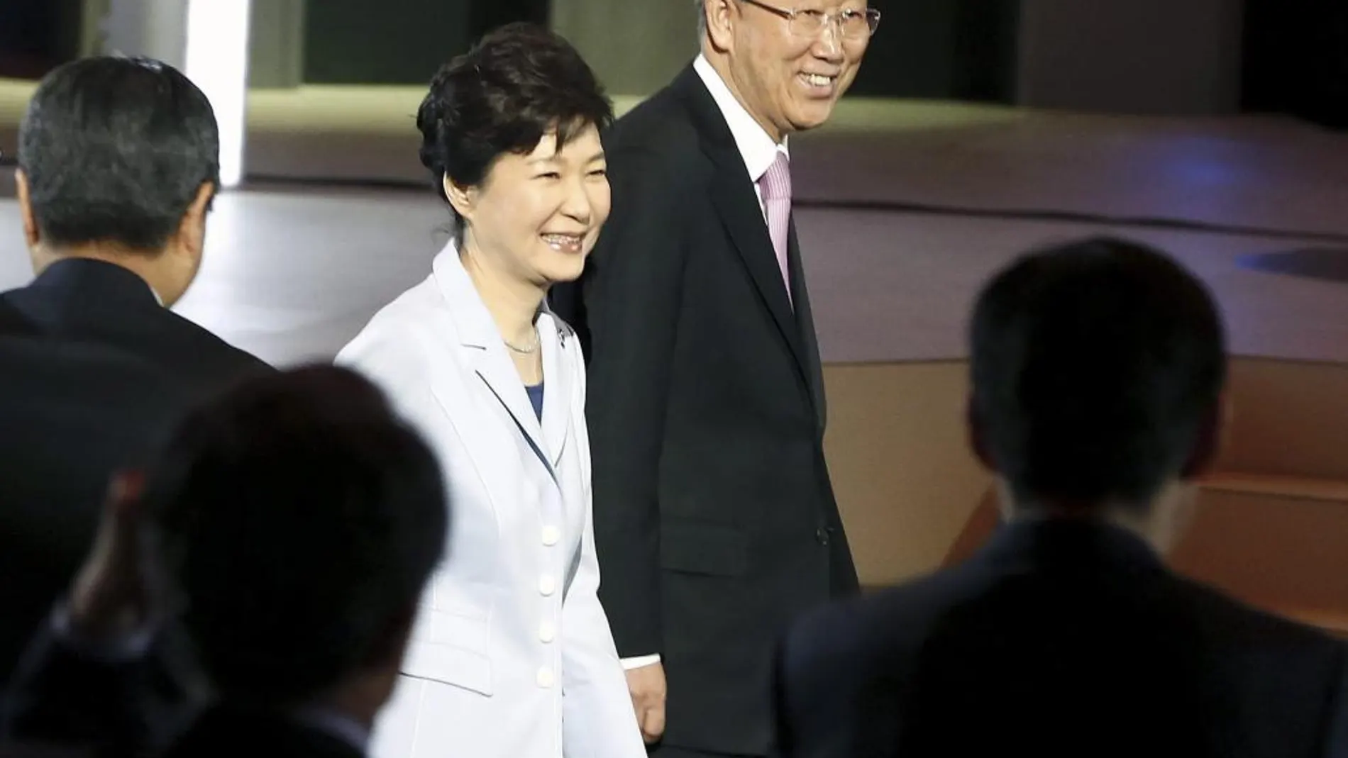 Ban Ki-Moon y la presidenta surcoreana, Park Geun-Hye, llegan para participar en la ceremonia de apertura del Foro Digital de Seúl (Corea del Sur)